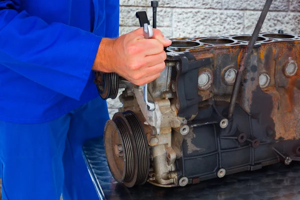 Mecánico masculino reparación de motor de coche — Foto de Stock