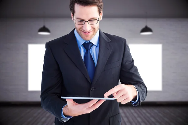 Businessman standing while using tablet — Stock Photo, Image