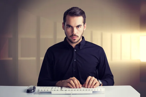 Seriöser Geschäftsmann tippt auf Tastatur — Stockfoto