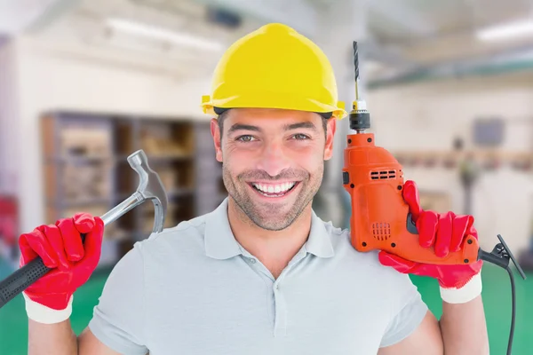 Reparador sosteniendo el martillo y la máquina de perforación — Foto de Stock