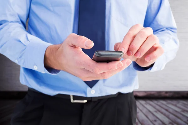 Zakenman met een smartphone — Stockfoto