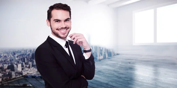 Homem de negócios elegante sorrindo para a câmera — Fotografia de Stock