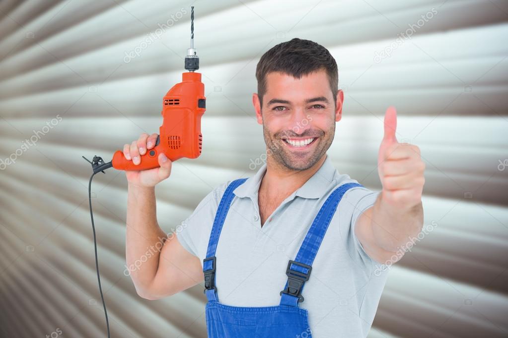 Мужчина с дрелью. Столяр. Стройка отделка. Опыт работы с инструментами. Строители.