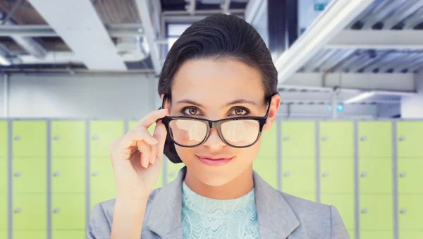 Samengestelde afbeelding van gelukkig brunette — Stockfoto