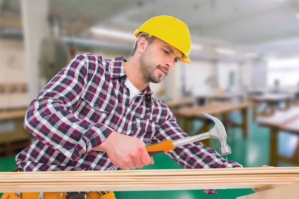Handyman med hammare på trä — Stockfoto