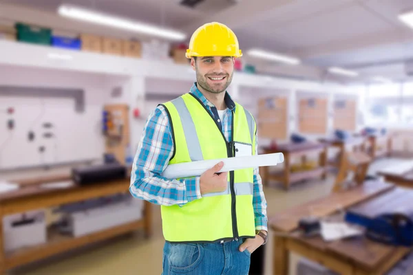 Arquiteto sorridente segurando planta — Fotografia de Stock