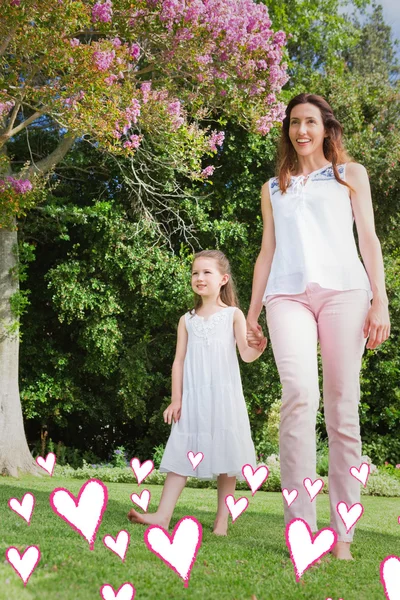 Mother and daughter holding hands — Stock Photo, Image