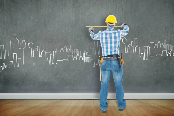 Construction worker using measure tape — Stock Photo, Image