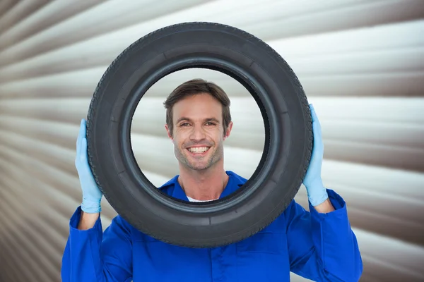 Vertrouwen mechanic op zoek via band — Stockfoto