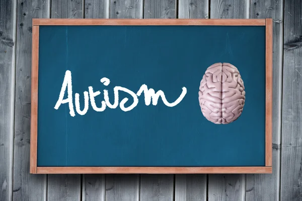 Cérebro contra quadro negro com inscrição autismo — Fotografia de Stock