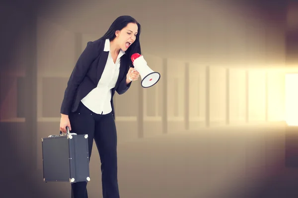 Empresária gritando com megafone — Fotografia de Stock