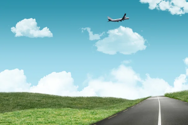 Airplane against road leading out to horizon — Stock Photo, Image