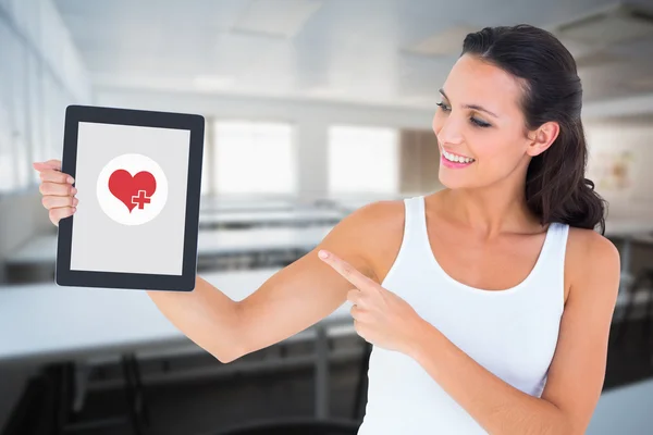 Söt brunett med hjälp av TabletPC — Stockfoto