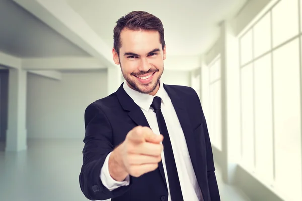 Feliz hombre de negocios apuntando a la cámara — Foto de Stock