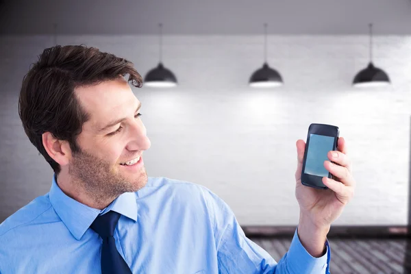 Uomo d'affari sorridente mostrando smartphone — Foto Stock