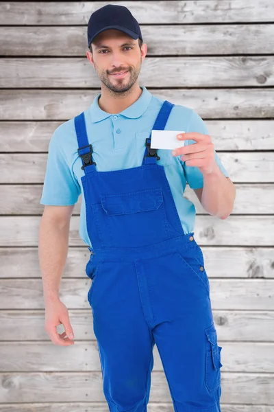 Handyman sosteniendo tarjeta de visita —  Fotos de Stock