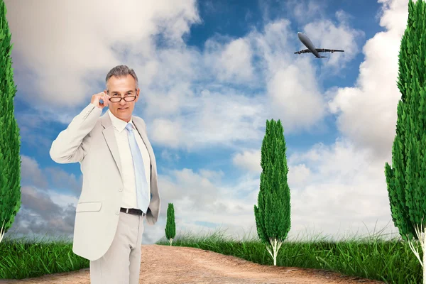 Imagen compuesta del hombre de negocios pensante — Foto de Stock