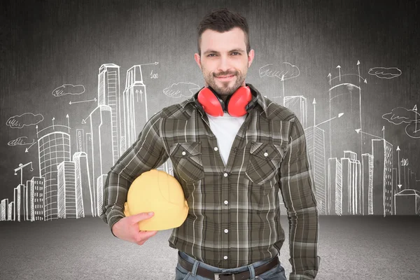 Homme à tout faire avec cache-oreilles tenant un casque — Photo