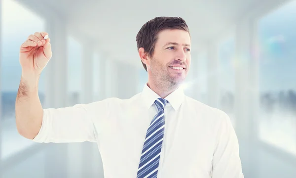 Hombre de negocios escribiendo algo con tiza blanca — Foto de Stock