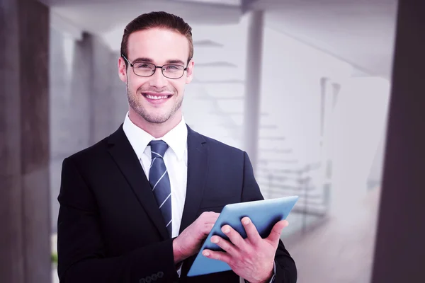 Glad affärsman med sin TabletPC — Stockfoto