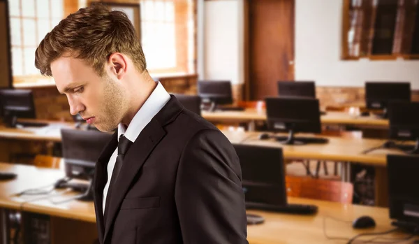 Hombre de negocios guapo mirando hacia abajo —  Fotos de Stock