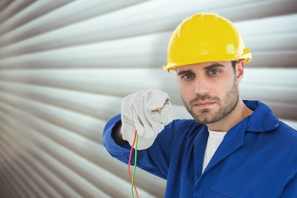 Reparador de confianza sosteniendo cables — Foto de Stock