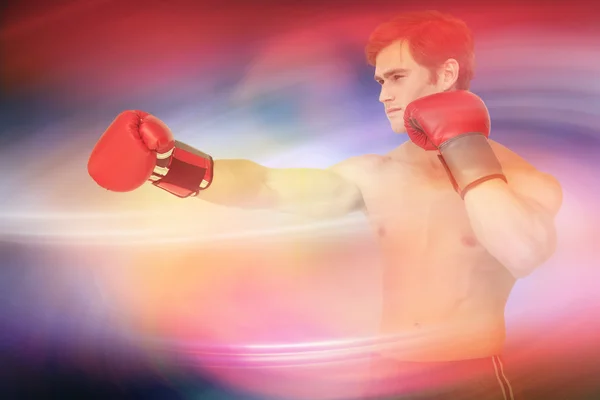 Zusammengesetztes Bild eines muskulösen Mannes mit roten Boxhandschuhen und Punch — Stockfoto
