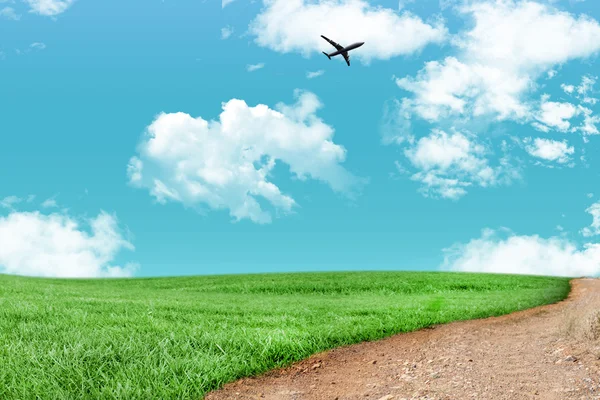 Avião contra estrada que conduz ao horizonte — Fotografia de Stock