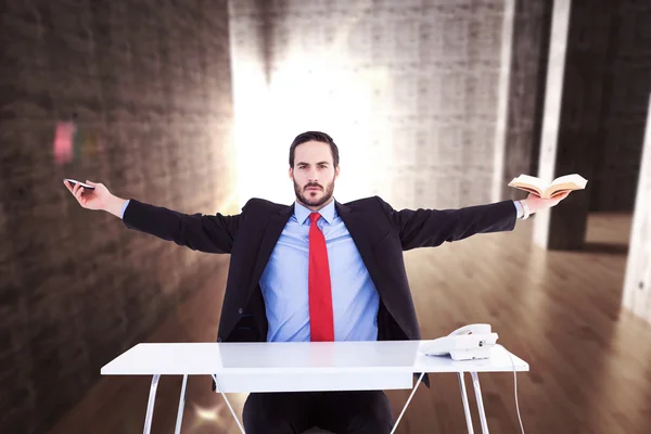 Zakenman zitten met uitgestrekte armen — Stockfoto