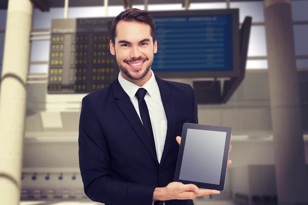 Empresário mostrando seu tablet pc — Fotografia de Stock