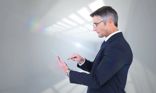 Empresário tocando tablet — Fotografia de Stock