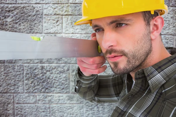 Carpenter using spirit level — Stock Photo, Image