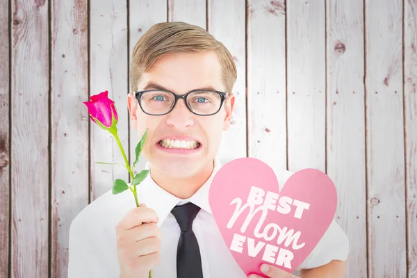 Hipster con una rosa rossa e un biglietto cardiaco — Foto Stock