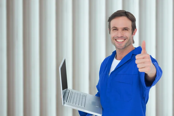 Mechanic with laptop showing thumbs up — Stock Photo, Image