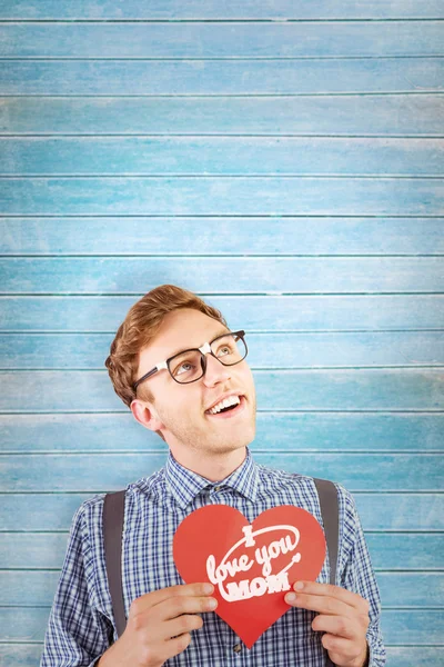 Bir kalp kart tutan hipster — Stok fotoğraf