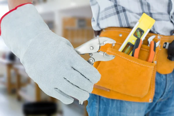 Technician with tool belt around waist — Stock Photo, Image