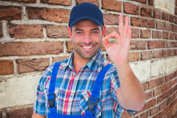 Reparador sonriente gesticulando bien — Foto de Stock