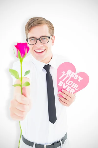 Bir kırmızı gül ve kalp kartı tutan geeky hipster bileşik görüntü — Stok fotoğraf