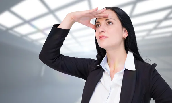 Empresária olhando com a mão para cima — Fotografia de Stock