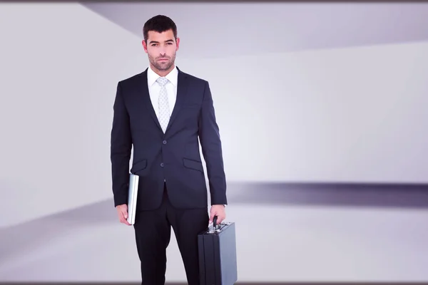 Uomo d'affari in piedi con la valigetta — Foto Stock