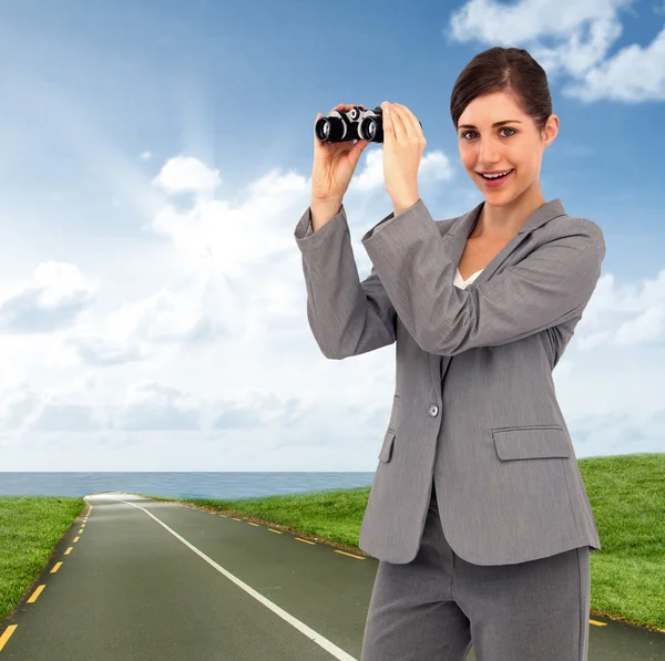 Businesswoman posing with binoculars — Stock Photo, Image