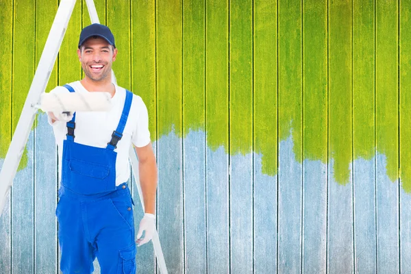 Handyman med hjälp av paint roller på vita backgroud — Stockfoto