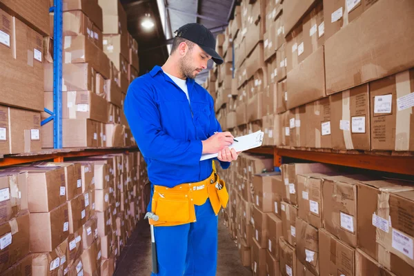 Escritura manual del trabajador en portapapeles — Foto de Stock