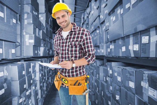 Mannelijke reparateur schrijven op Klembord — Stockfoto