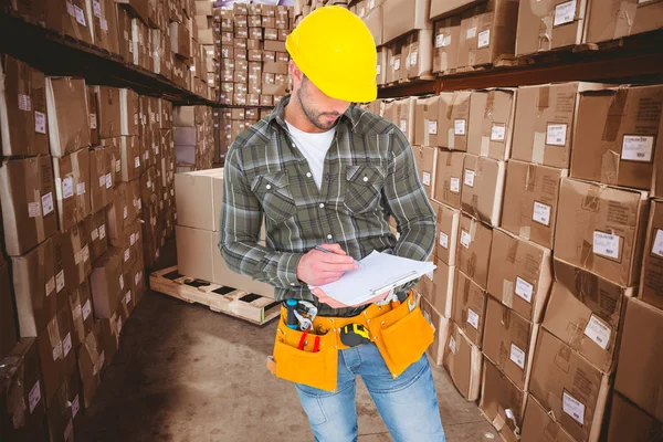 Manual worker writing on clipboard — Stock Photo, Image