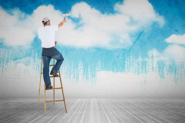 Man op de ladder schilderen met roller — Stockfoto