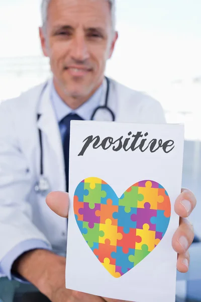 Médico mostrando una hoja de prescripción en blanco — Foto de Stock