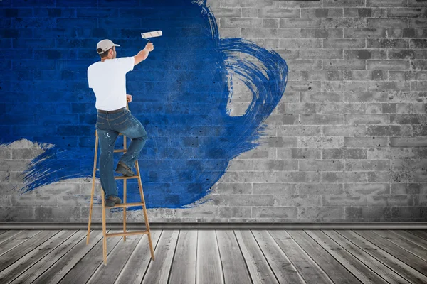 Man op de ladder schilderen met roller — Stockfoto