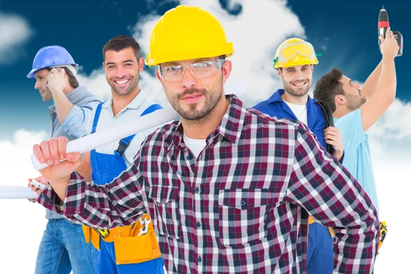 Handwerker mit zusammengerolltem Bauplan — Stockfoto