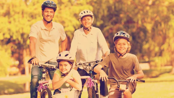 Family with their bikes in a park — Stock Photo, Image